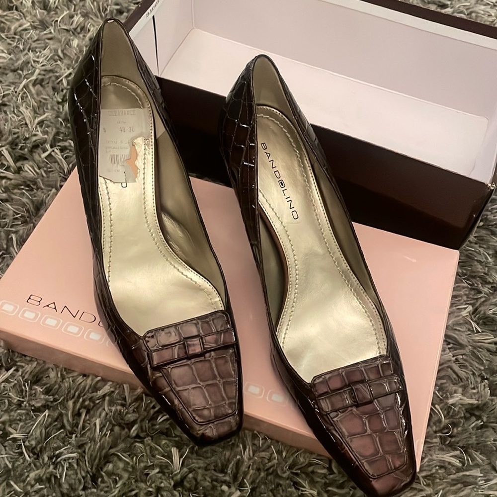 Bandolino Brown Croc Dress Shoe/Heals -2.5 heal.